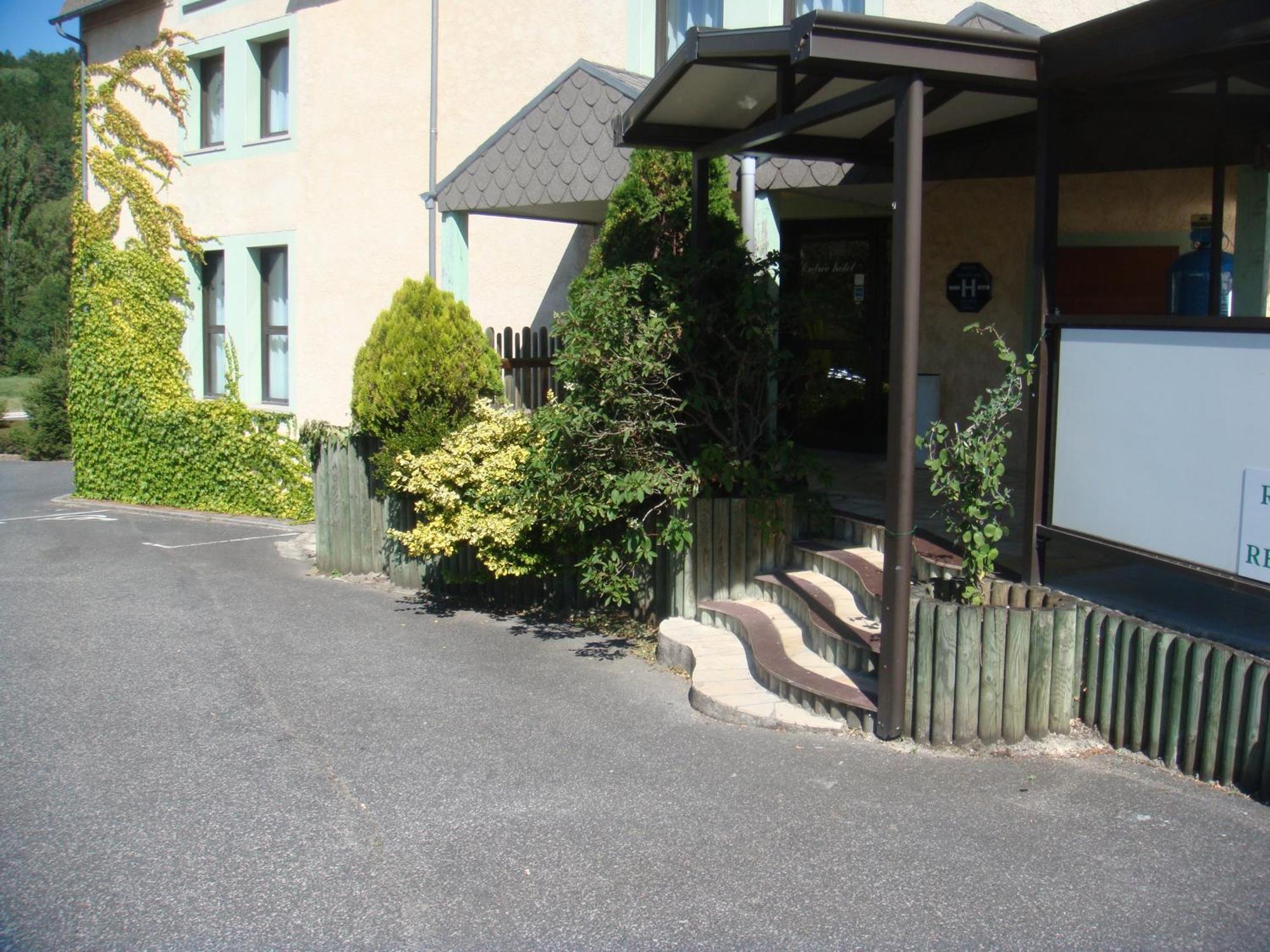 Hotel-Restaurant Le Calice Du Gevaudan - A75 Banassac Exterior photo