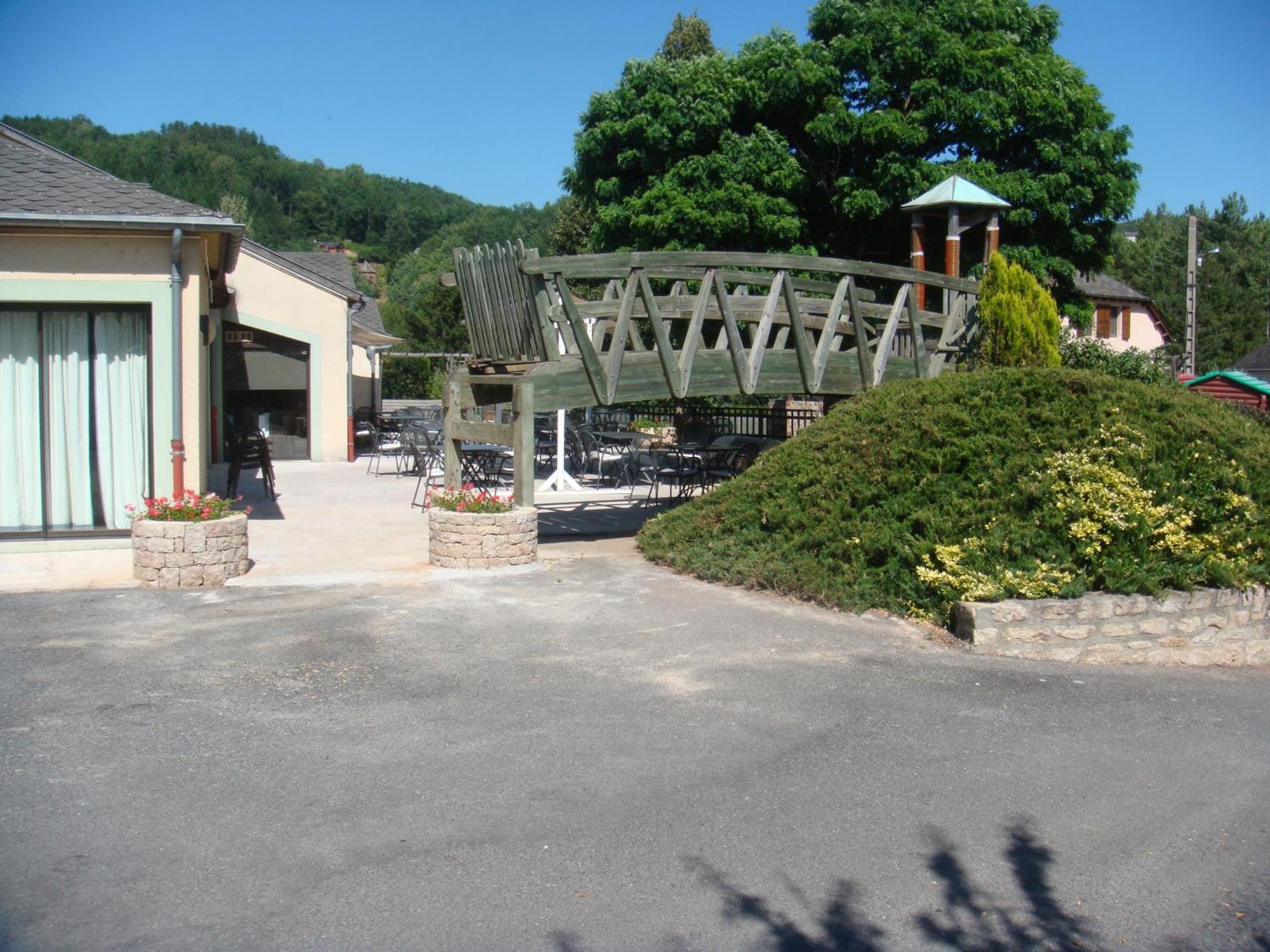 Hotel-Restaurant Le Calice Du Gevaudan - A75 Banassac Exterior photo