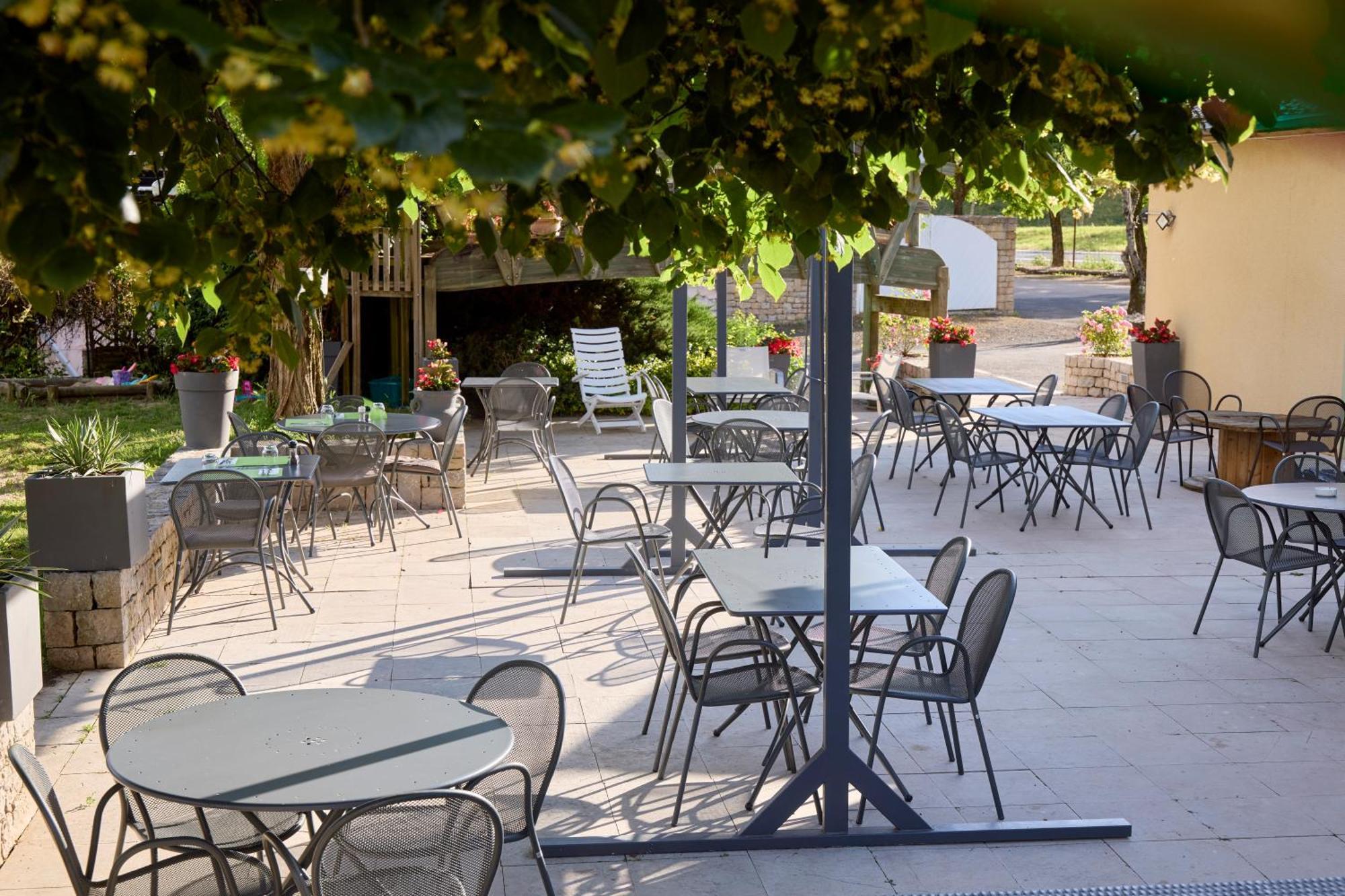 Hotel-Restaurant Le Calice Du Gevaudan - A75 Banassac Exterior photo